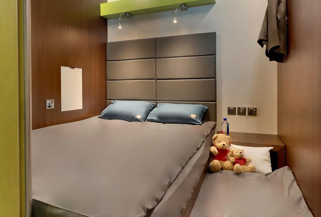 Hotel Sleep 'N Fly Sleep Lounge, C-Gates Terminal 3 - Transit Only Dubai Hotel a capsule